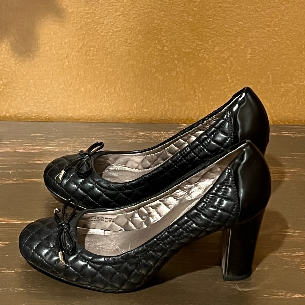 Tahari black coco Chanel style heels Size 6.5